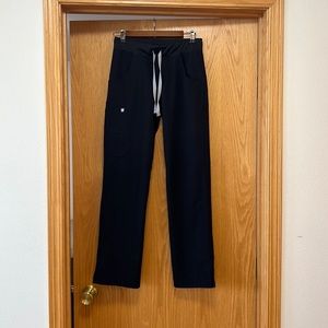 XS Kade cargo figs scrub bottoms.